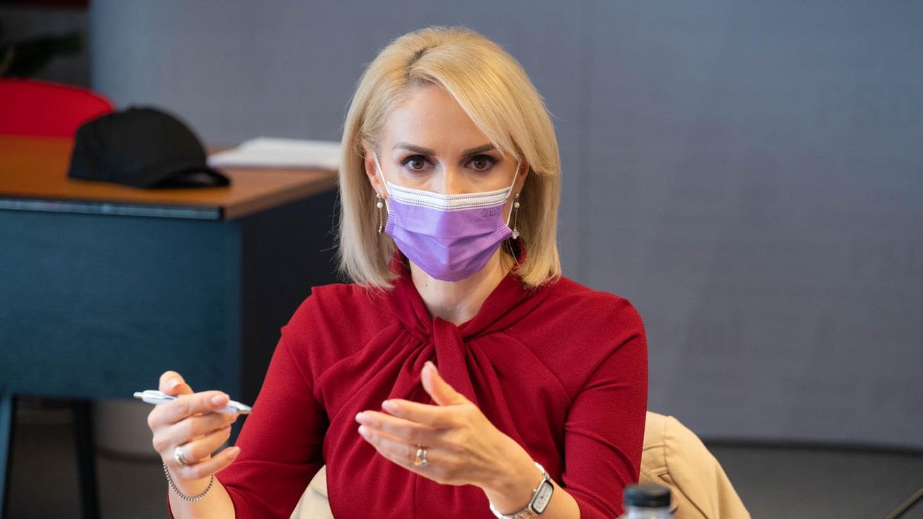 Firea, după ce Iohannis a vizitat centrul drive-through din București: Vaccinarea în stradă e bună! E cool! E şi girată politic!