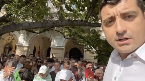 VIDEO Simion cu zeci de membri AUR, protest la Iași: Mesajul este clar, după Buzatu trebuie să plece și Chirică și restul baronilor / Iritat că e întrerupt, Simion l-a apostrofat pe un manifestant: Eu vorbesc acum, nu știu de unde veniți dvs...