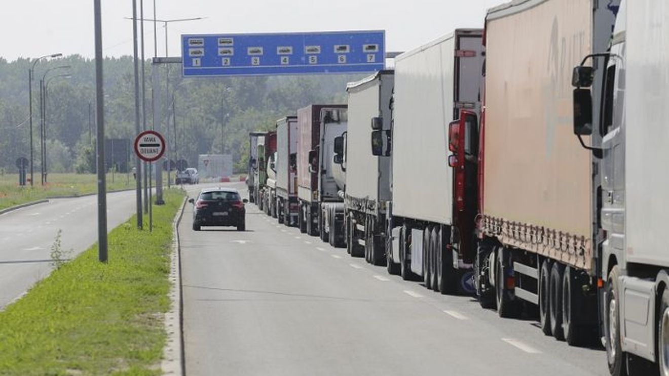 Coloane lungi de camioane la frontiera cu Ungaria: la Vărşand se aşteaptă 10 ore