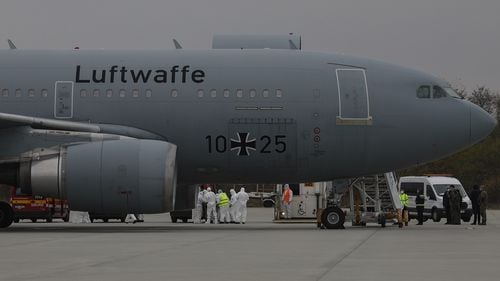 Şase pacienţi cu COVID-19, în stare gravă sunt transferaţi în Germania. Alți 12 vor fi transferați marți și miercuri