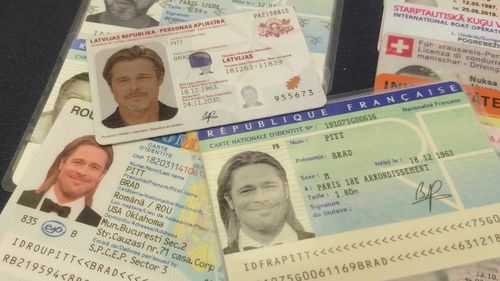 Un falsificator de documente i-a făcut buletin românesc lui Brad Pitt. Bărbatul a scăpat de justiția din Letonia în vara anului trecut și s-a stabilit în Spania, unde a continuat cu falsurile sale de "calitate excelentă"