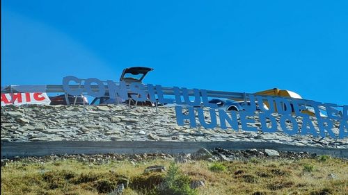 Dispută absurdă între primarul din Petroșani și șeful Consiliului Județean Hunedoara pe o inscripție