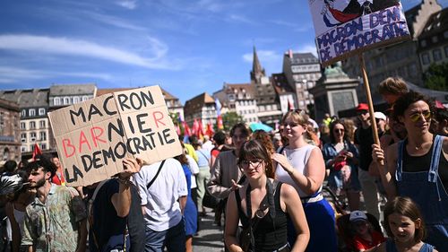 Zeci de mii de persoane protestează în Franța împotriva numirii lui Michel Barnier în funcția de prim-ministru