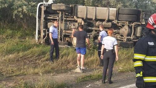 Constanţa: Accident într-un autotren încărcat cu combustibil şi un autoturism. Două persoane au decedat