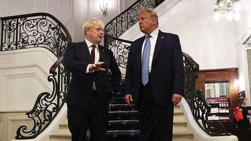 Fostul ambasador britanic în SUA afirmă că premierul Boris Johnson este fascinat de Trump