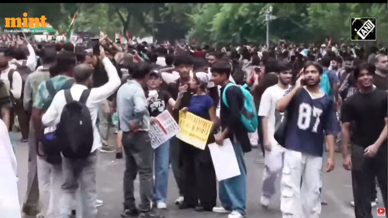 Ministrul Educației din India a demisionat după mai multe zile de proteste ale tinerilor, denumite „Cockroach”, declanșate după scurgerile de informații privind subiectele de admitere la medicină