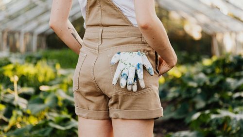 Grădinăritul devine noul luxury lifestyle: cum au transformat designerii și horticultorii hainele de lucru în statement de modă