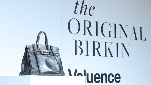 Geanta Birkin originală prezentată presei din Japonia după achiziția record de 10 milioane de dolari