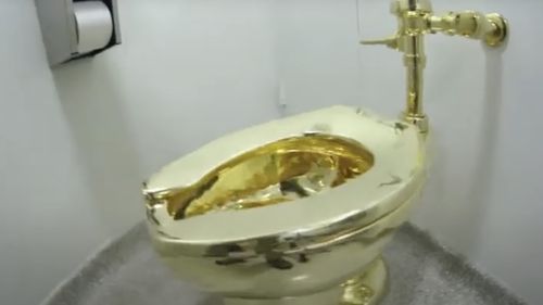 Doi bărbaţi au fost condamnaţi la închisoare în Marea Britanie pentru furtul unei toalete din aur / Intitulată ”America”, toaleta era estimată la 5,7 milioane de euro