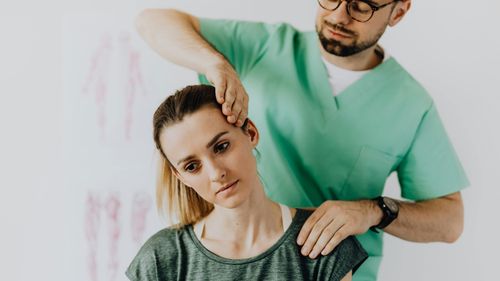 Ce trebuie să știi înainte de a merge la un chiropractor: beneficii și riscuri explicate de experți