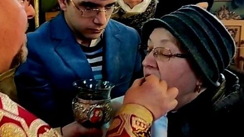 Un preot din Târgu Frumos, infectat cu coronavirus. 200 de persoane cărora le-a adus împărtășania, izolate