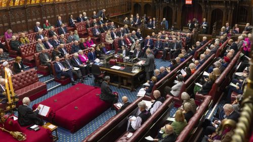După aproape 750 de ani în Marea Britanie este abolită reprezentarea ereditară în parlament