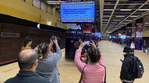 Expoziţie video dedicată personalităţilor rome, între care Charlie Chaplin, Johnny Răducanu şi Ion Voicu, timp de o lună la metrou
