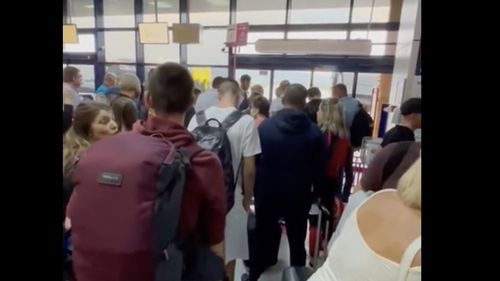 Cluj: Wizz Air a anulat vineri patru zboruri de pe Aeroportul Internațional „Avram Iancu” spre Paris – Beauvais, Memmingen și Valencia, dar și cel care trebuia să decoleze spre Lyon: „Este incredibil cum își bate joc de călători această companie”