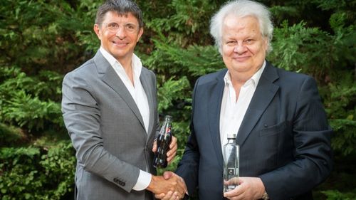 Omul de afaceri Jean Valvis a vândut 20% din Aqua Carpatica către gigantul PepsiCo, care va distribui apa românească în România și Polonia, cu planuri de extindere în SUA