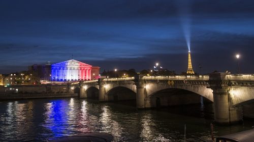 Parlamentul francez adoptă, în premieră, un proiect pentru "reechilibrarea" relaţiilor editorilor de presă cu giganţii internetului