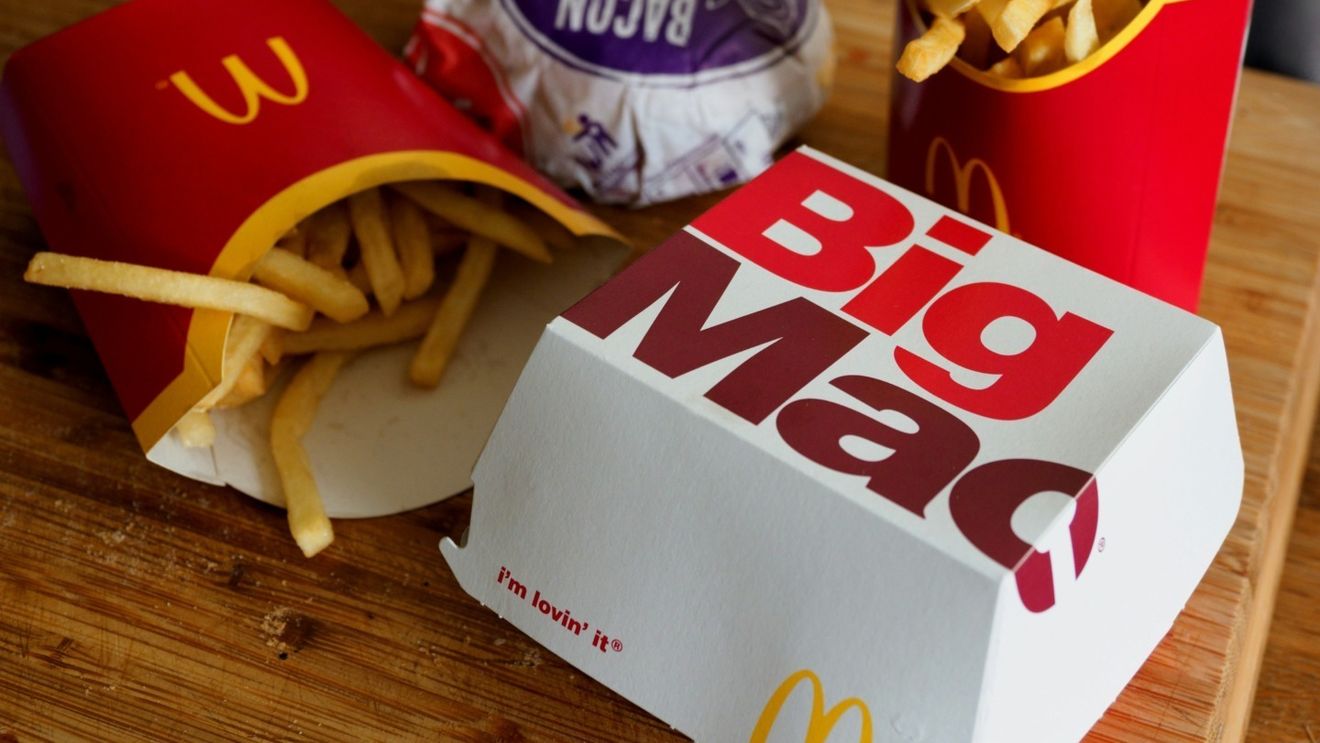 Indicele Big Mac 2024: Preţul unui sandviş Big Mac de la McDonald’s a ajuns 15,8 lei la începutul lui 2024, cu aproape o treime mai mult decât anul trecut / Câți burgeri poate cumpăra un român cu salariul mediu net, comparativ cu vecinii