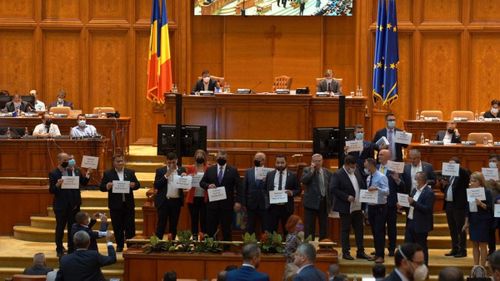 Ședința Camerei Deputaților, întreruptă de un protest al parlamentarilor AUR, care au cerut vot la moțiunea de cenzură