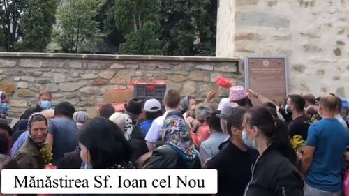 VIDEO Mii de suceveni s-au îmbulzit la hramul unei mănăstiri, fără măști și să păstreze distanța fizică. Județul Suceava, campion la infectări cu Covid-19