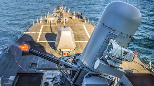 VIDEO O navă de război americană și-a folosit "ultima linie de apărare" când o rachetă lansată de rebelii houthi a fost la câteva secunde de impact