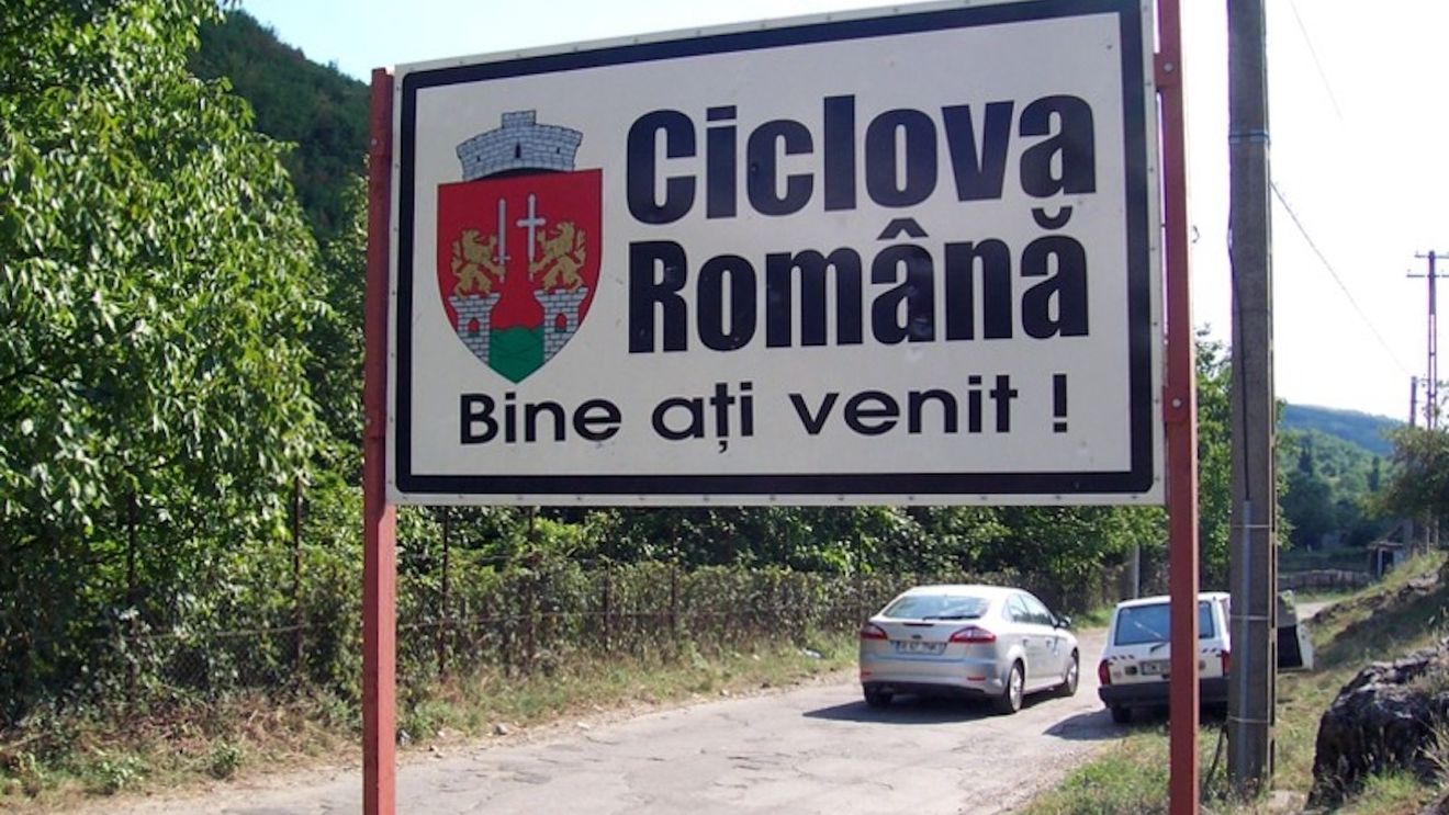 Primăria Ciclova Română, executată silit pentru un contract de achiziție a unei lămpi stradale / Se scot la licitație bunuri din căminul cultural, casa parohială și dintr-un bloc în care se află dispensarul comunei