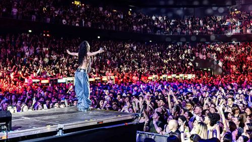 VIDEO INNA a filmat la Cluj un videoclip cu 10.000 de oameni / Fanii din BT Arena vor apărea în noul clip al artistei, Ya Tabtab