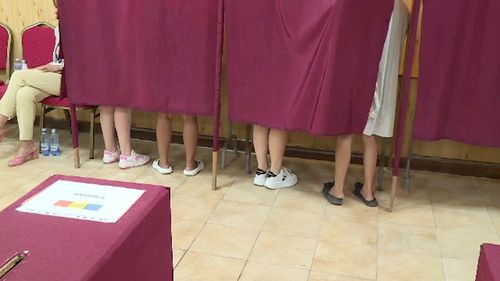 Ce se întâmplă, de fapt, în cabinele de vot în care intră două persoane
