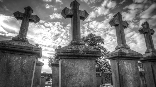 Cimitirul municipal din Braşov a devenit neîncăpător / Se caută un teren nou pentru construirea unuia nou / Viceprimar: ”Cei 2 ani de pandemie au aglomerat cimitirul”