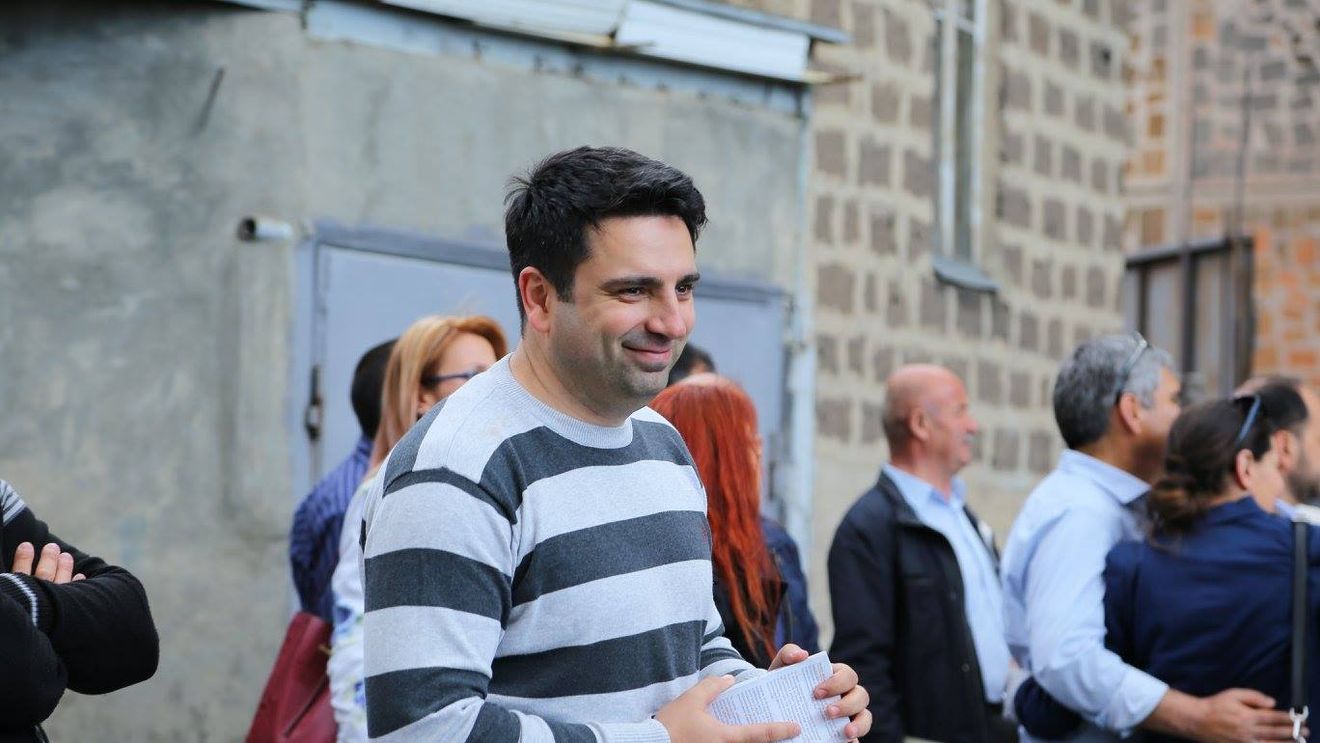 Preşedintele Parlamentului din Armenia și-a cerut scuze după ce a scuipat un trecător