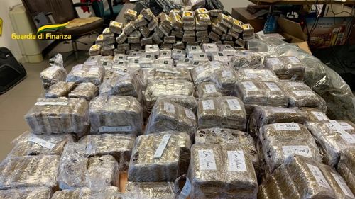 Un român a fost arestat în Italia: avea 81 kg de cocaină pură în camion / Captură record în Napoli