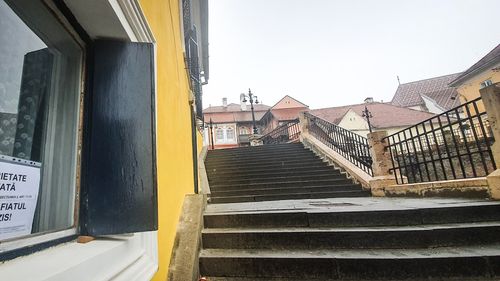 Exasperat de fotografi, un proprietar din centrul Sibiului vrea să interzică pozele făcute lângă Podul Minciunilor: Încalcă dreptul la viață privată