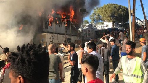 Revolte în tabăra de migranţi suprapopulată Moria, pe Insula Lesbos, în urma unui incendiu sângeros/ În tabără sunt 13.000 de persoane deși locul e prevăzut să găzduiască doar 3000