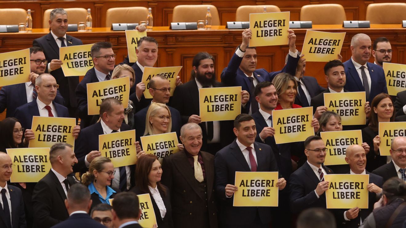 Deputații AUR au purtat pancarte de protest cu mesajul ”Alegeri libere” la prima ședință de plen a noului parlament