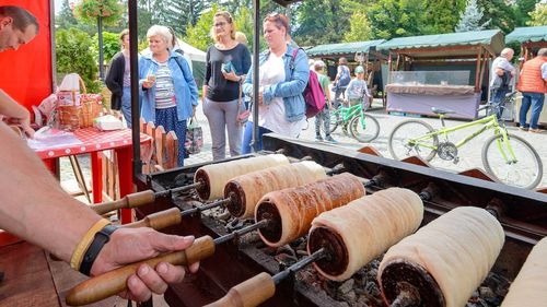 Un clujean a plătit 1.000 de lei pe un kurtos poleit cu aur, în cadrul Festivalului kurtoskalacs / Banii obținuți de producător au fost donaţi