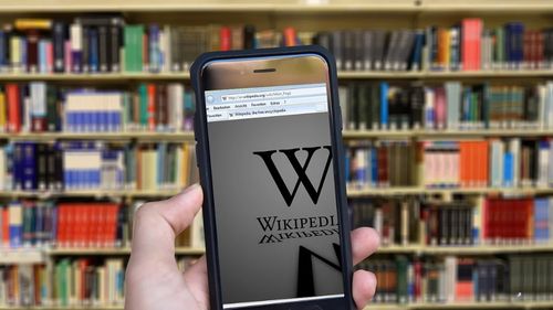 Instrumentele AI de colectare a datelor au devenit o amenințare existențială pentru Wikipedia