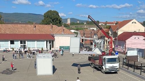 Școala la container: Soluția găsită de o școală din Alba Iulia cu un număr mare de elevi. Părinții nu sunt de acord cu orele de după amiază