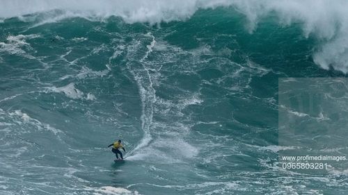 Femeile care fac surf pe valuri de 15 metri: „Am fost pe punctul de a muri de atâtea ori”