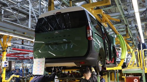 Acţiunile Ford scad după înrăutăţirea estimărilor de profit / Compania este afectată de costurile cu garanţia mai ridicate decât se estima