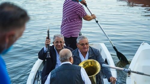 REPORTAJ Cum a fost la festivalul de film unde spectatorii au stat în bărci, o premieră în România