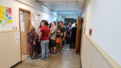 Fără precedent: Cozi mari la secțiile de votare din București și din țară în jurul orei 12.00