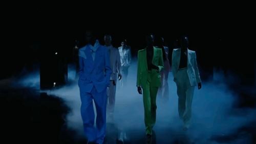 Tom Ford SS26: Haider Ackermann aduce o seducție tăcută în colecția de primăvară-vară 2026 în tonuri de albastru-noapte, piele, vinil și mătase