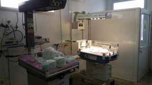 4 fraţi născuţi odată, un caz la 500 de mii / Attila, Abigél, Alíz şi Andrea s-au născut prematur la Miercurea Ciuc / „E nevoie de 3-4 luni de zile pentru a-i menţine în viaţă”
