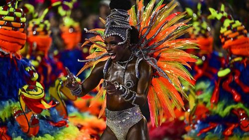 Cel puţin zece răniţi, opt în stare gravă, intubaţi şi conectaţi la respiraţie artificială, în Brazilia, într-un incendiu la o fabrică de costume pentru Carnavalul de la Rio, care începe la 28 februarie. 21 de persoane salvate