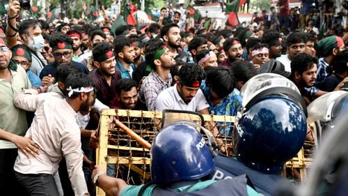 UPDATE Prim-ministra Bangladeshului a demisionat și a fugit în India, în urma protestelor violente / Manifestanții au pătruns în reședința sa oficială / Jafuri de amploare în Dhaka
