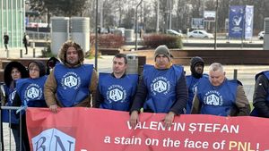 BNS protestează în faţa Romexpo, unde are loc congresul PPE, pentru a atrage atenţia liderilor europeni asupra ”practicilor antisindicale” ale directorului Poştei Române