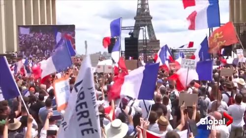 VIDEO Peste 160.000 de francezi au protestat în acest weekend împotriva pașaportului sanitar și obligativității vaccinării împotriva Covid-19/ Proteste și ciocniri cu forțele de ordine au avut loc și în Grecia