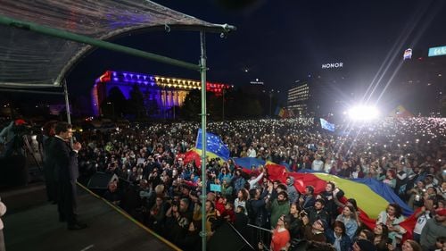 VIDEO Circa 20.000 de oameni în Piața Victoriei la mitingul electoral al lui Nicușor Dan / ”Mai trebuie un mic efort: vorbiți cu apropiații voștri” / Actorul Victor Rebengiuc, Theodor Paleologu, activiști și un reprezentant al comunității de afaceri Romanian Business Leaders au cerut un vot pentru Europa și împotriva Rusiei