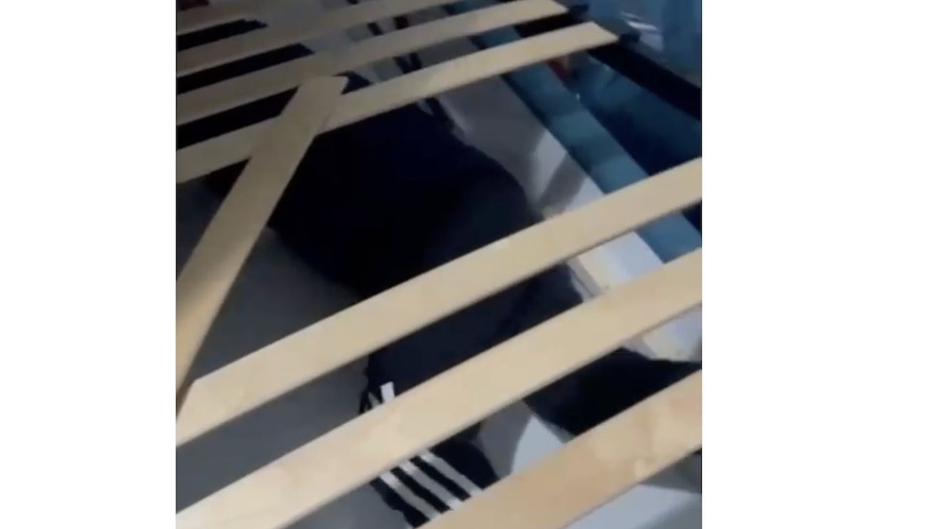 VIDEO Urmărit de autoritățile din Austria, găsit de polițiști ascuns sub pat, într-o locuință din Sectorul 6 / Are 90 de infracțiuni la activ