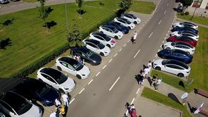 Pasionații de mașini electrice, strânși la Ciugud (Alba): cât costă o cursă de 100 de kilometri. Numărul autoturismelor ecologice s-a dublat în ultimul an