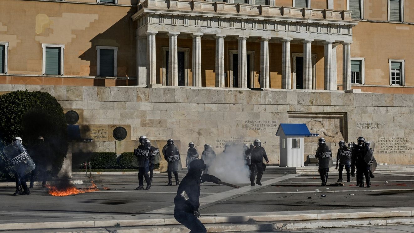 VIDEO Nouă zi de protest după catastrofa feroviară din Grecia: Ciocniri violente la Atena. Manifestanţii au aruncat cu cocktail-uri Molotov în faţa Parlamentului, poliţia a ripostat cu gaze lacrimogene